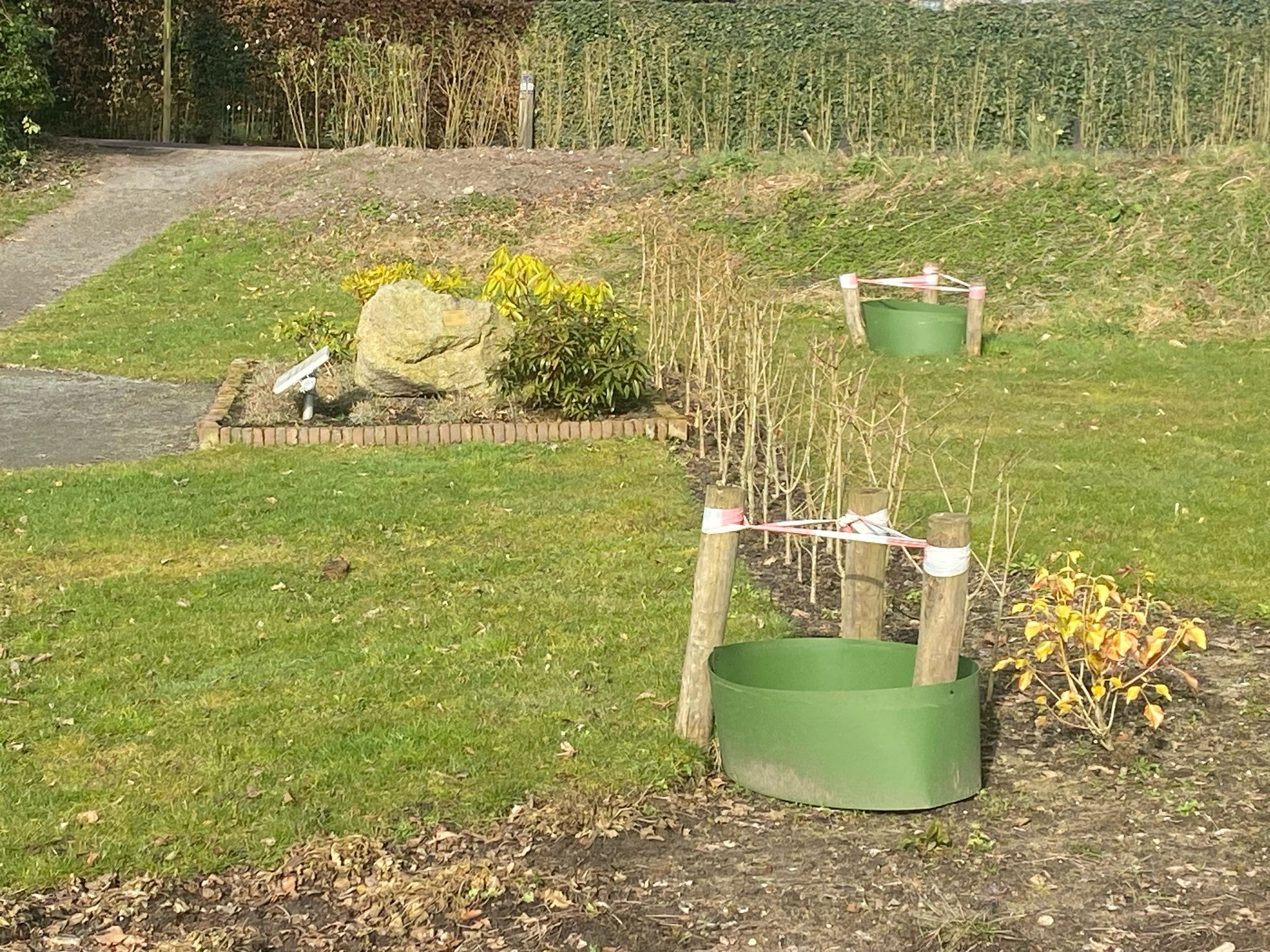 Foto van het Anjerperk aan de Dijkpoort. Afwezig zijn ce twee bomen die ter decoratie moesten dienen. Door het gebrek aan deze bomen oogt het totaalgeheel troosteloos en kaal, vooral omdat de versteviging waar deze bomen zouden groeien er nog wel staat.