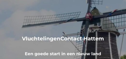 Een foto van de Hattemse Molen De Fortuin. Er is een blauwe lucht met wolken op de achtergrond. Op de voorgrond staat de tekst: VluchtelingenContact Hattem. Een goede start in een nieuw land.