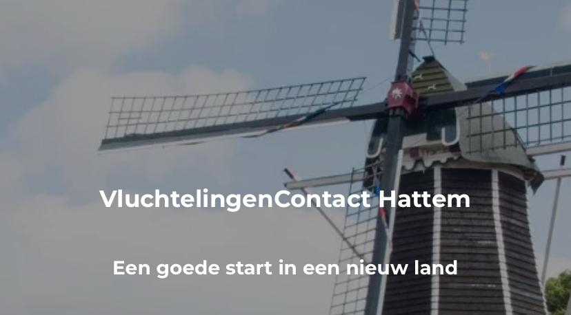 Een foto van de Hattemse Molen De Fortuin. Er is een blauwe lucht met wolken op de achtergrond. Op de voorgrond staat de tekst: VluchtelingenContact Hattem. Een goede start in een nieuw land.